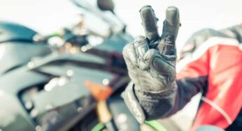 Il saluto tra i motociclisti arriva dal Giappone ed ha un significato particolare: pochi centauri conosco l’origine del gesto