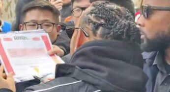 Hamilton firma autografi a Shanghai, poi si ferma per leggere attentamente i documenti